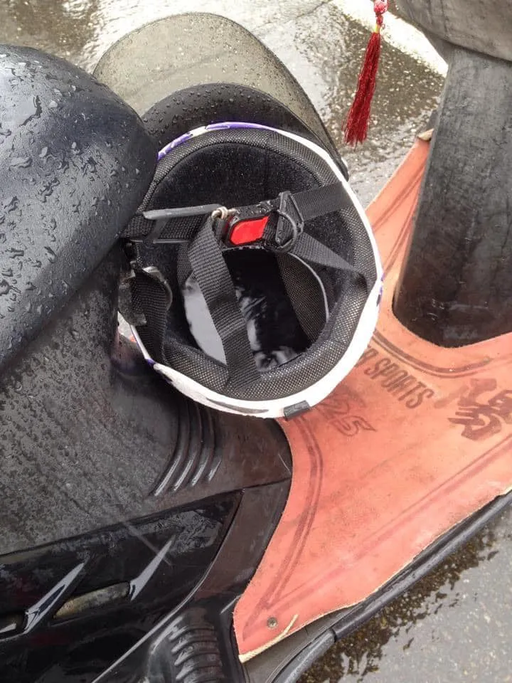 有網友說：「最屌的莫過於下雨天還掛在那」。翻攝《路上觀察學院》社團