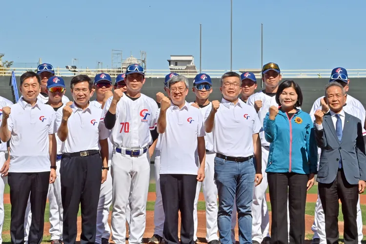 陳建仁與立法院副院長蔡其昌一同出席慰勉台灣代表隊。行政院提供
