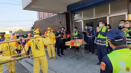 大驚喜!白沙屯媽祖回馬槍突衝進派出所 中午抵達朝天宮