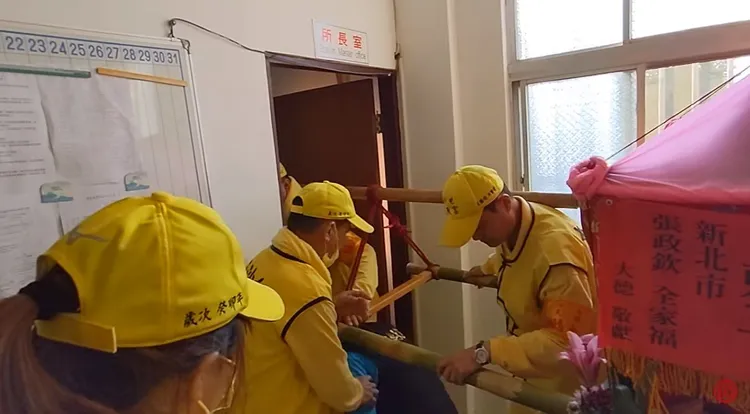 鑾轎一度想進入所長室，但門太小，在門外駐足後離去。翻攝白沙屯拱天宮網站