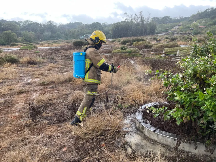 警消揹負噴霧機可迅速到場滅火。竹縣消防局提供