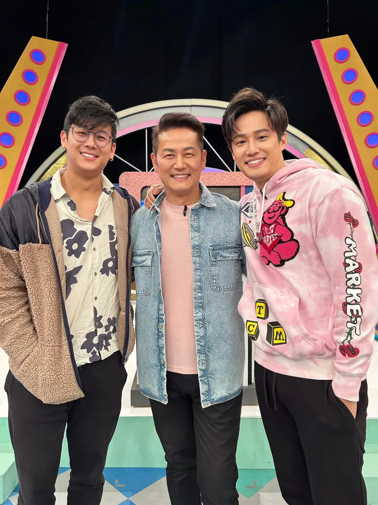 徐乃麟（中）難得曝光小兒子
（左）照片。翻攝徐乃麟臉書