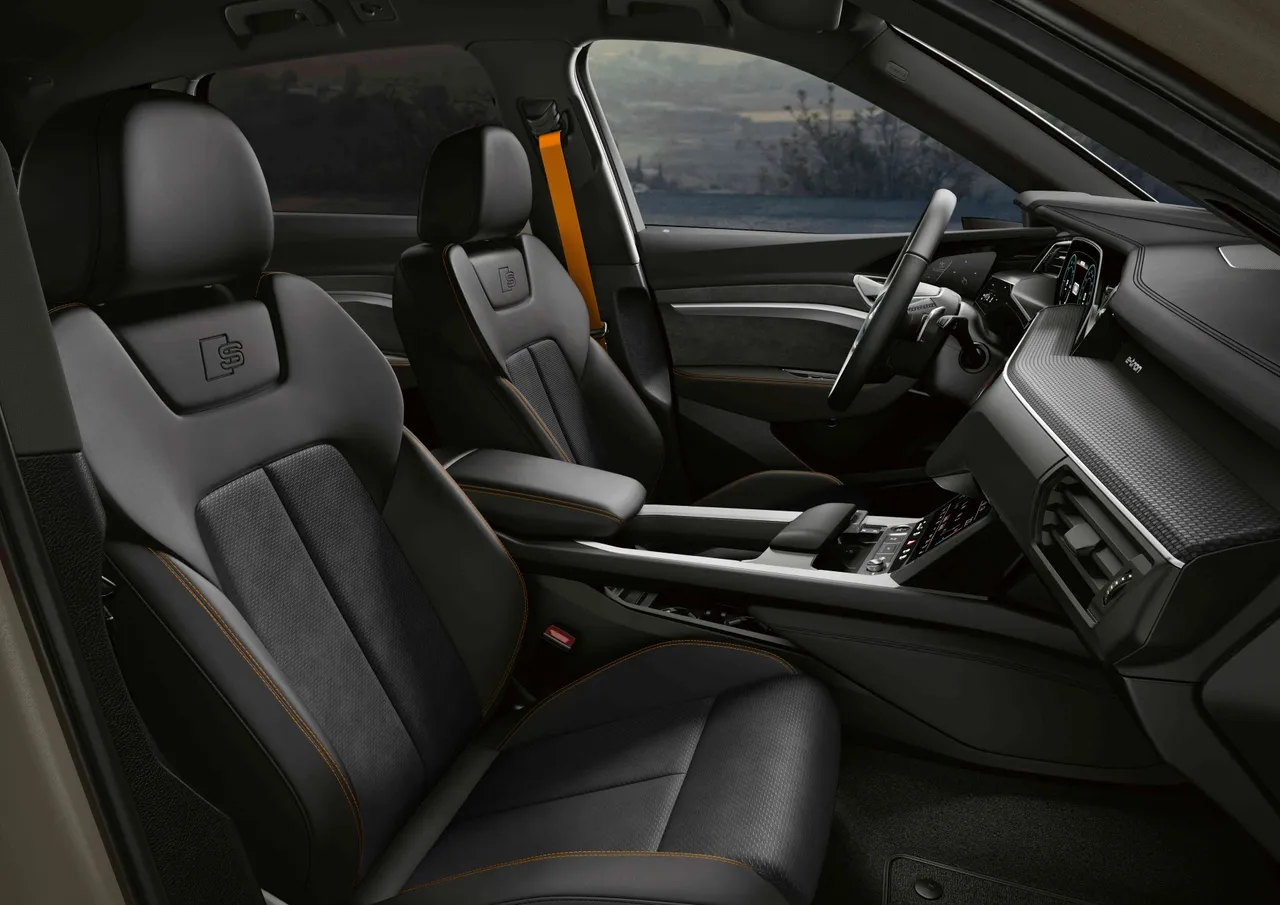 车舱以橘色缝线的运动化座椅、橘色安全带，巧妙运用墨黑及亮橘之间的高对比呈现独特品味。原厂照片