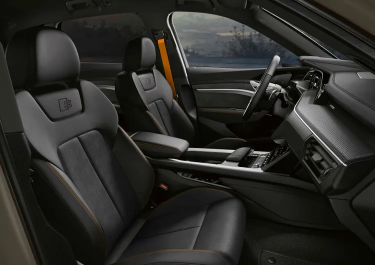 車艙以橘色縫線的運動化座椅、橘色安全帶，巧妙運用墨黑及亮橘之間的高對比呈現獨特品味。原廠照片