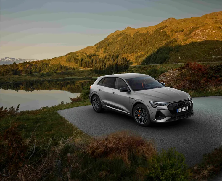 限量推出的e-tron S line Black Edition車型，主要是外觀換上黑色外觀套件plus，綜合黑色後視鏡蓋、深色後窗與後擋風玻璃等元素。