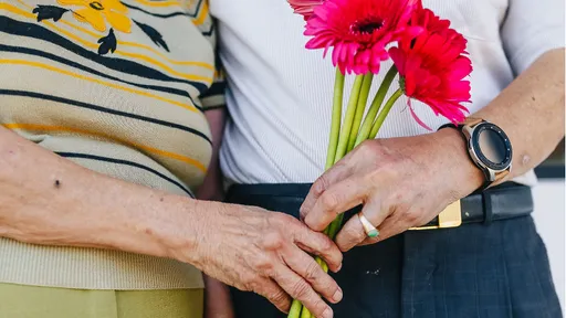 加護病房的浪漫告白　「皺皺的手緊握一起」護理師淚崩：比任何誓言都大