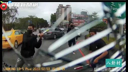 行车纠纷惨遇球棒队影片曝 网友看完却骂被砸车主:没啥好讨拍的!