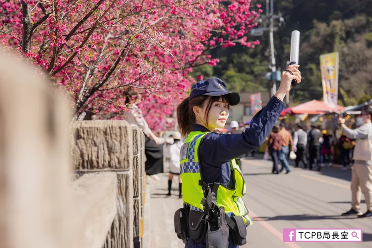 長髮女警長相清秀。翻攝自TCPB 局長室臉書