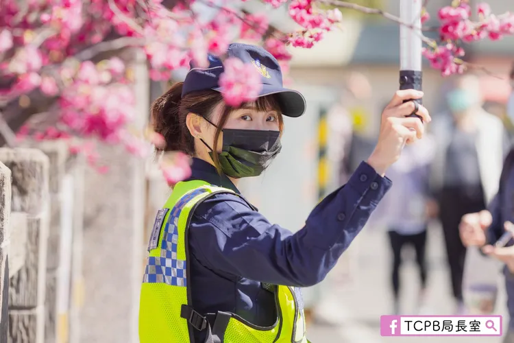 女警認真執勤。翻攝自TCPB 局長室臉書