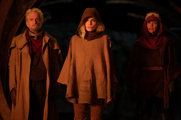 皮姆博士（左起）、「初代黃蜂女」珍娜與女兒「黃蜂女」荷普一行人誤入量子領域，也揭開珍娜埋藏30年的過往。Disney提供