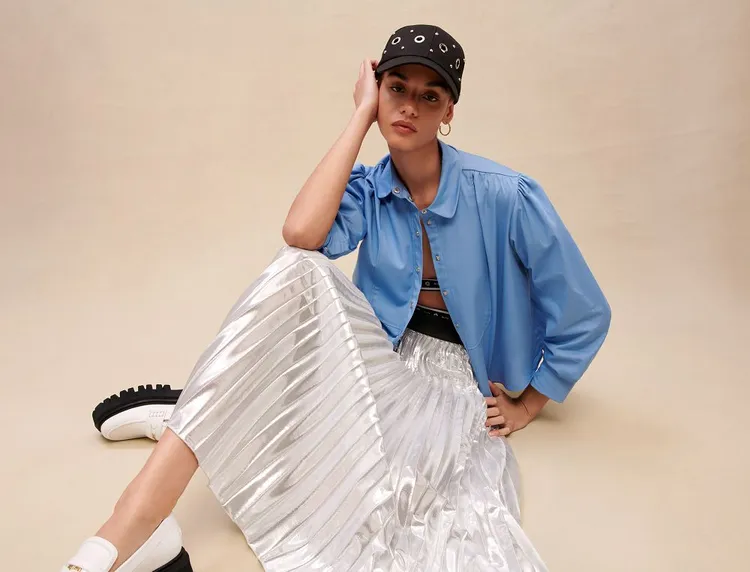 Maje春夏運用各式低腰褲、短上衣及囂張至極的金屬色彩和水鑽裝飾，塑造出不受任何規條約束的破格混搭邏輯。品牌提供