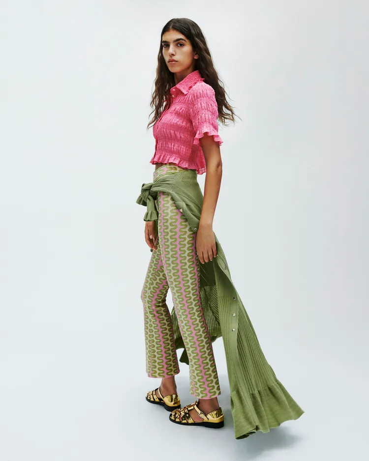 引用大量針織面料及亮橘、翠綠等色彩的SANDRO新季女裝，呼應了春夏的活力氛圍。品牌提供