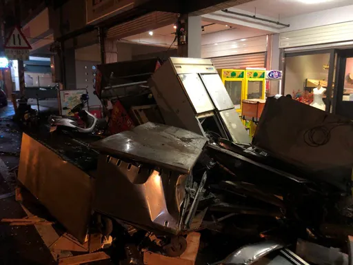 失控衝撞民宅及路邊汽機車　肇事逃逸！無照男與乘客棄車落跑