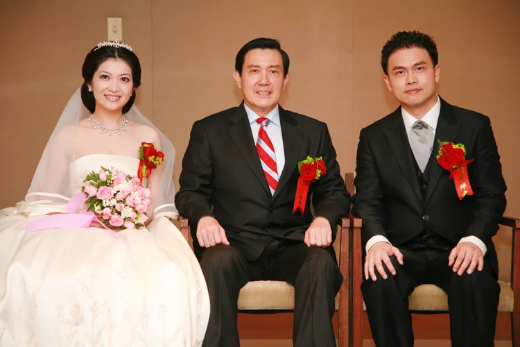 馬英九（中）與張志豪夫妻合照。張志豪提供