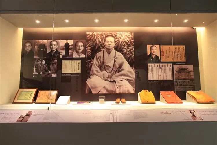 星雲大師所使用過的袈裟及僧鞋等，皆陳列在佛光山宗史館內，供人瞻仰。佛光山提供