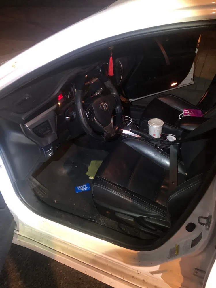 員警眼尖發現腳踏墊有可疑咖啡包。讀者提供