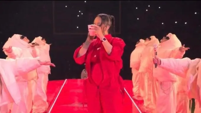 蕾哈娜邊唱跳邊補妝。