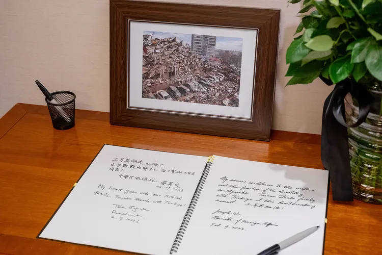 蔡英親筆寫下弔唁詞。總統府提供