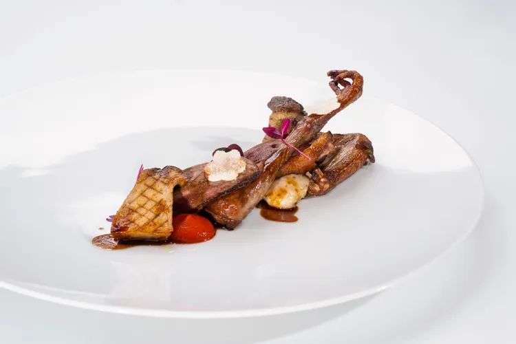 君品酒店「雅意」義式餐廳，情人節推出經典料理「乳鴿」，嚴選乳鴿翅膀及腿部，加入鴨油與香料再淋上熬煮的濃縮醬汁並佐上奶油煎過的杏鮑菇，為滋味甜美的料理再添細緻美味。業者提供