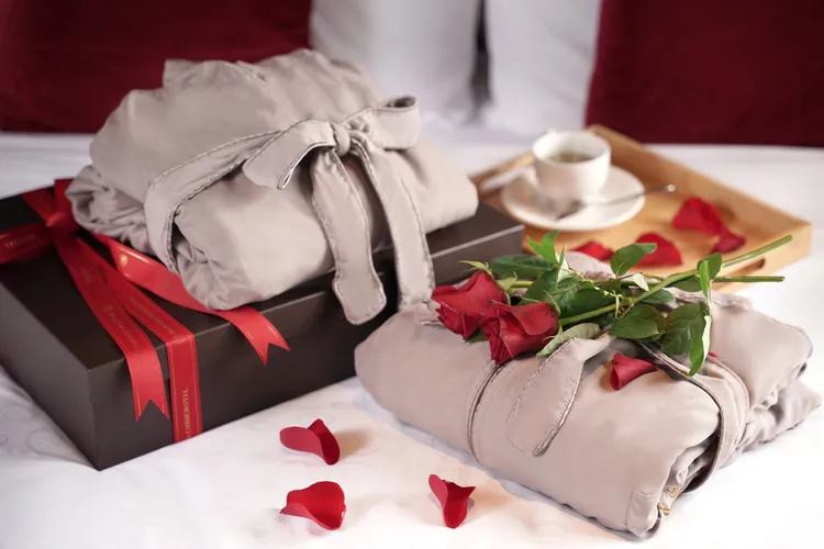 入住君品酒店愛戀雙饗行政套房專案，再加贈價值1400元「君品經典浴袍2件」禮盒。業者提供