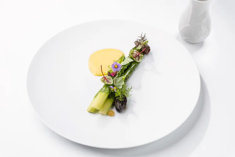 君品酒店「雅意」義式餐廳，情人節當天將推出經典料理-綠蘆筍，先進行低溫舒肥再佐以蛋黃、奶油與茵陳蒿醋等元素調製而成的特殊醬汁，滑順豐厚的口感，酸甜滋味不容錯過。業者提供