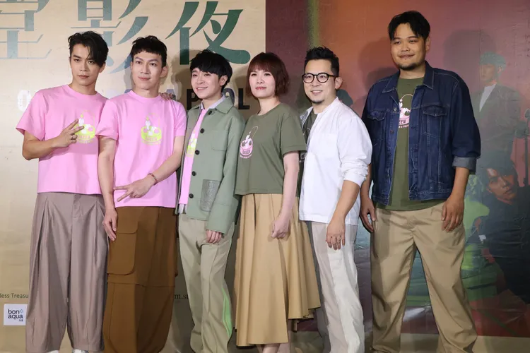 魚丁糸吉他手阿福（左起）、貝斯手馨儀、主唱青峰鼓手小威、鍵盤手阿龔、吉他手家凱開心慶功。鄭孟晃攝