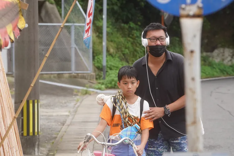 導演金澤知樹（右）表示《追海豚的長崎夏日》故事原型來自他40年前的童年經歷。中影提供