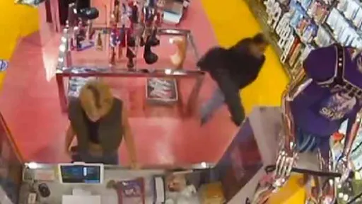 誇張影片|小偷挺著「76公分巨根」想落跑 太顯眼馬上被逮