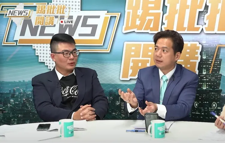 黃揚明（左）說，周二他與民眾黨立委邱臣遠上政論節目時，邱晨遠就已透露「有秘密武器」玄機。翻攝自YT頻道「民眾之聲」