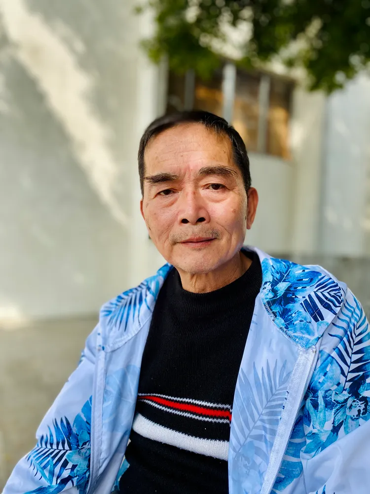 阿忠說，戴口罩很不方便，開心鬆綁。王志弘攝