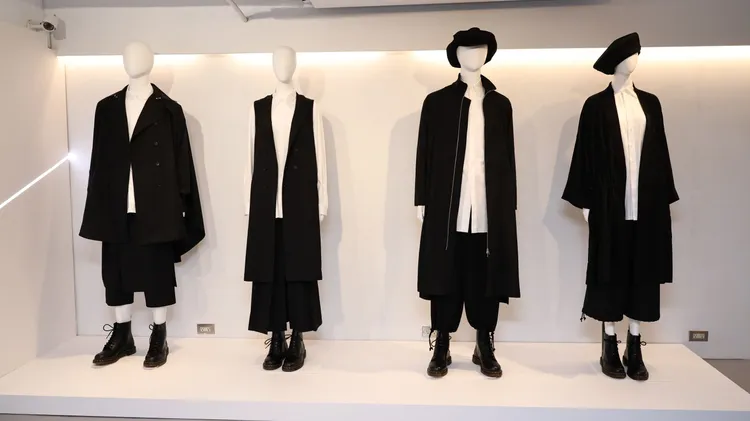 Ground Y是Yohji Yamamoto旗下的入門款，也承襲了設計師標誌性的黑白色調及不對稱剪裁。品牌提供