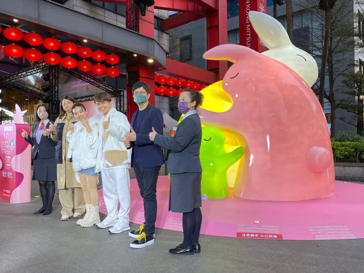 新光三越請來人氣YouTuber夫妻檔蔡阿嘎和嘎嫂二伯擔任兔年燈展點燈大使。陳怡文攝