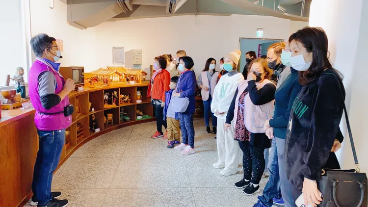 新住民前往客家文化故事館。翻攝畫面