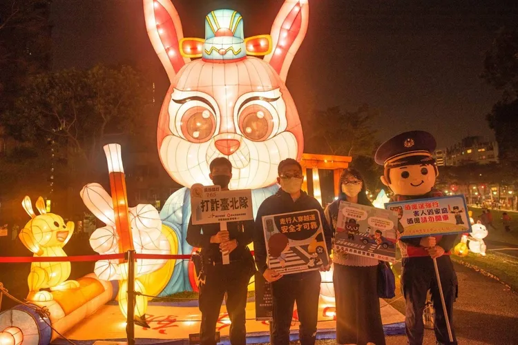 北市中山分局警員利用燈會期間，宣導行人安全須知。翻攝畫面