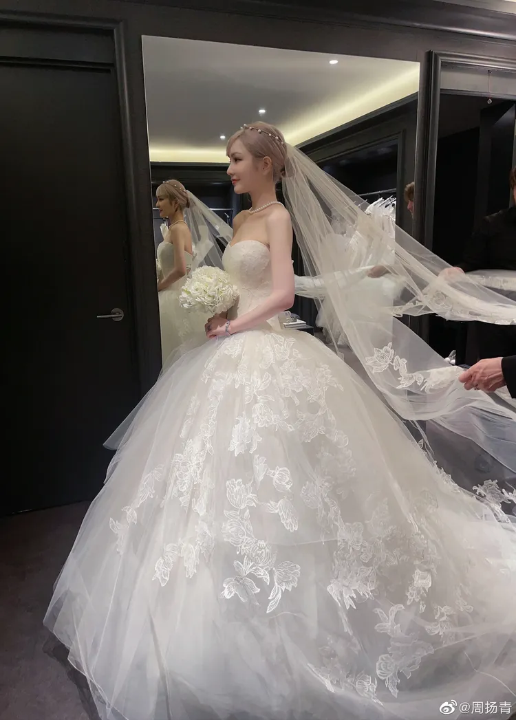 周揚青買婚紗送自己。翻攝周揚青微博