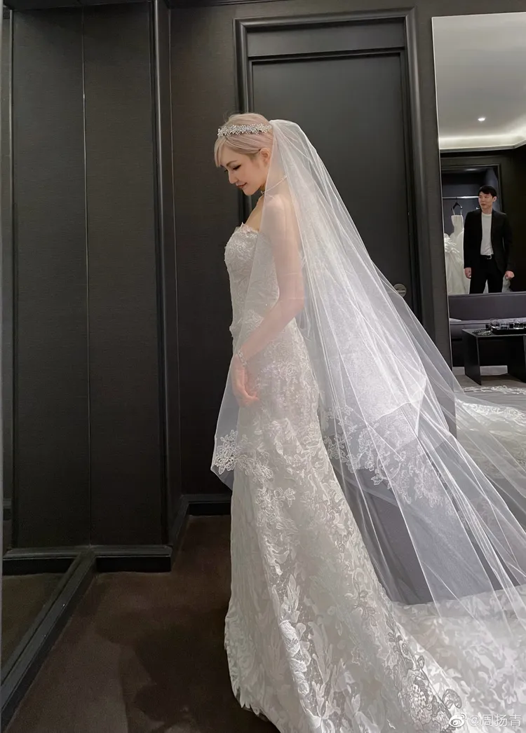 周揚青在紐約VERA WANG試穿多套婚紗。翻攝周揚青微博