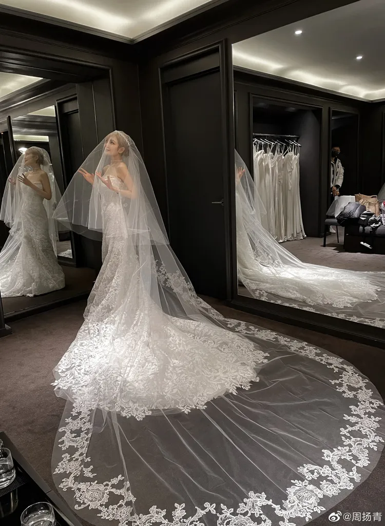周揚青覺得自己穿婚紗美爆了。翻攝周揚青微博