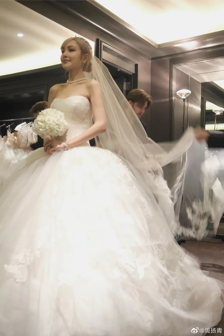周揚青不需要靠別人送婚紗。翻攝周揚青微博