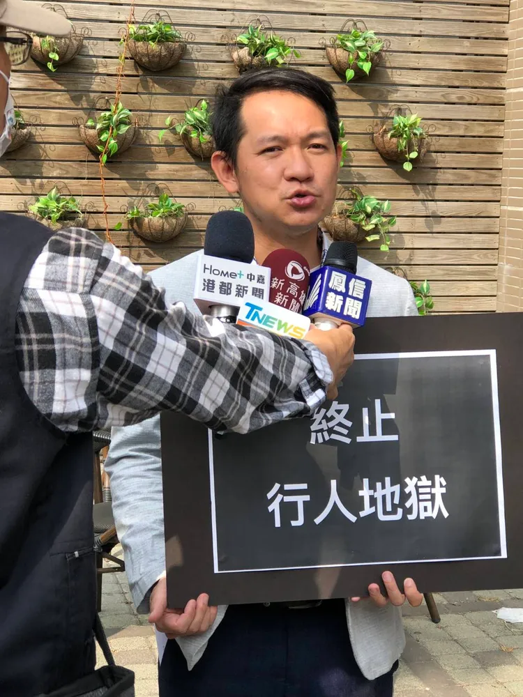 林于凱列舉高雄市有許多行人「痛苦路段」。翻攝畫面