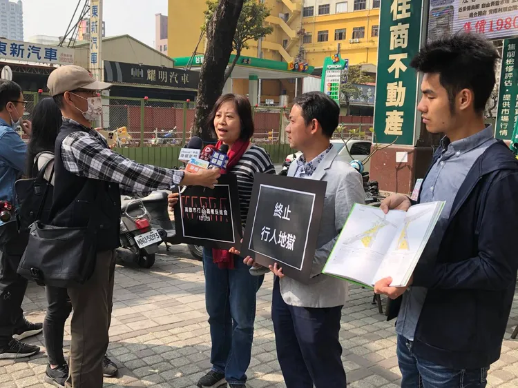 公民團體要求人行道外推。翻攝畫面