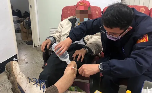 淡水8旬翁獨赴山區菜園施肥 體力不支跌倒險失溫 警路過及時救一命