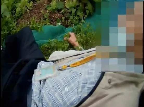 警方發現癱坐在路旁的李姓老翁。淡水警分局提供