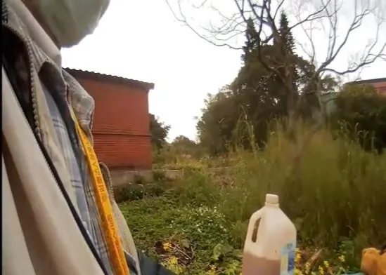 警方將李男攙扶到路旁休息。淡水警分局提供