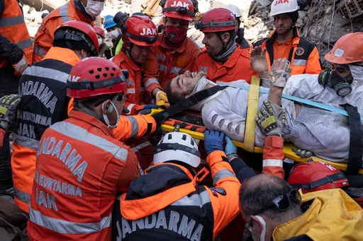 土耳其地震救援奇蹟尚在上演　男子被埋7天生還獲救