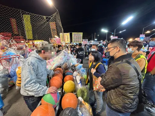 夫妻帶2小孩逛夜市花了1630元「不如去餐廳」!網揪關鍵:這5項浪費錢