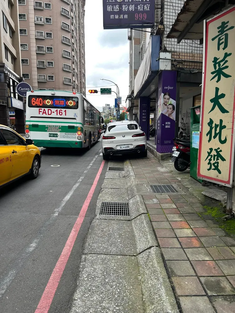 BMW擋住人行道，害行人無法通行。翻攝自臉書「爆怨公社」