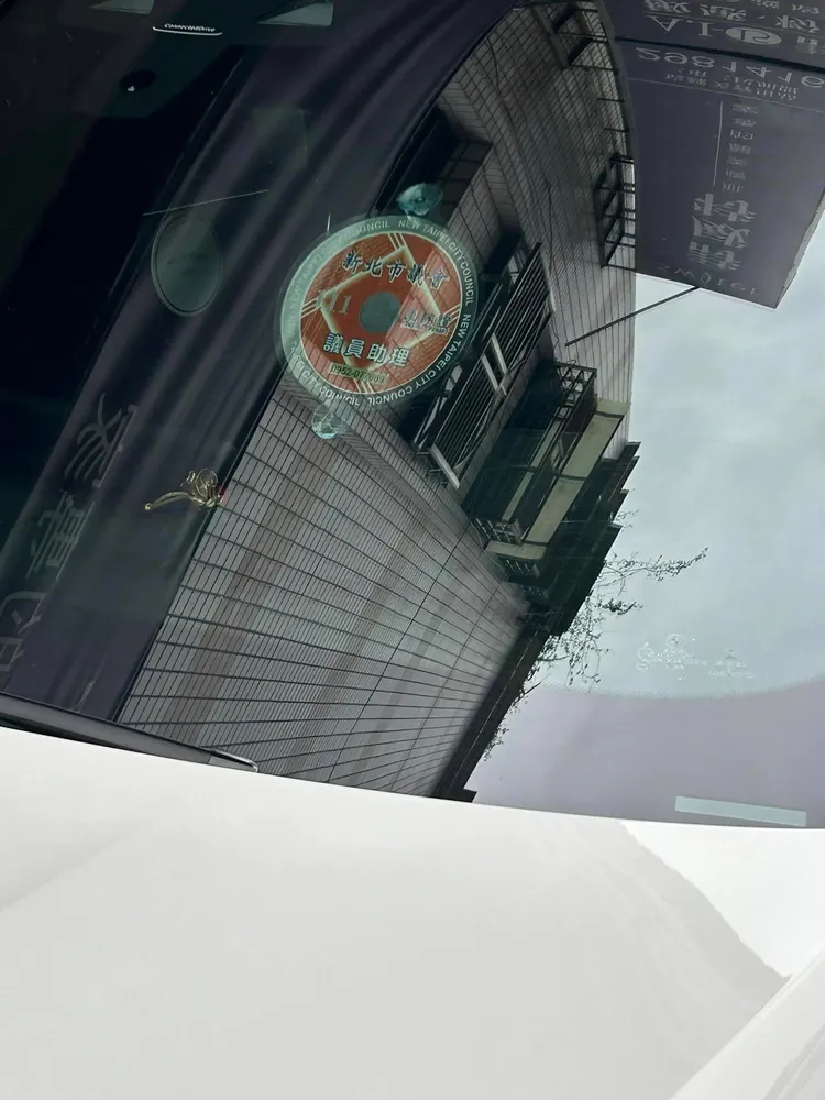 車內懸掛111年新北市議會車輛證，註明是議員助理。翻攝自臉書「爆怨公社」