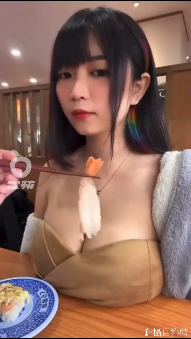 台灣女網紅「紳士龍蝦」爆乳拯救迴轉壽司。翻攝自推特