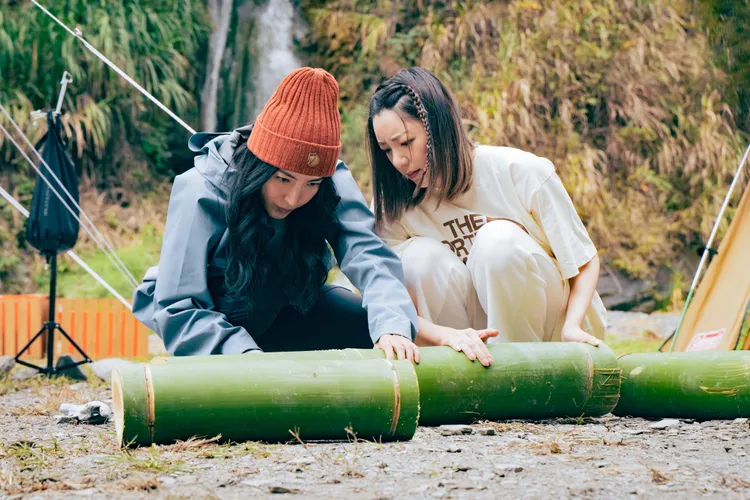 楊謹華（左）與郭雪芙鋸竹子，臉越鋸越苦。TVBS提供