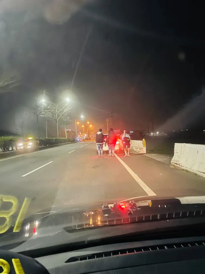 周先生將照片PO網後，許多熱心的民眾紛紛前來關心阿伯，並一路陪同阿伯。周俊興提供